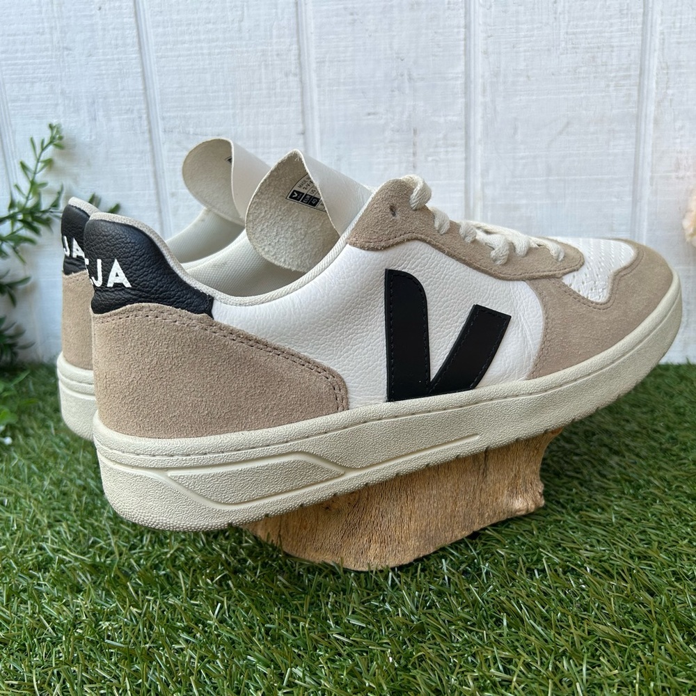 VEJA
'V-1O CHROMEFREE LEATHER' SNEAKERS
$199 O-EXTRA WHITE BLACK SAHARA men 7 👟 - Picture 9 of 16